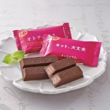 NESTLE Japan Kit Kat Double Berry & Nuts Chocolate вафлі з малиново-горіховим смаком, 9 шт